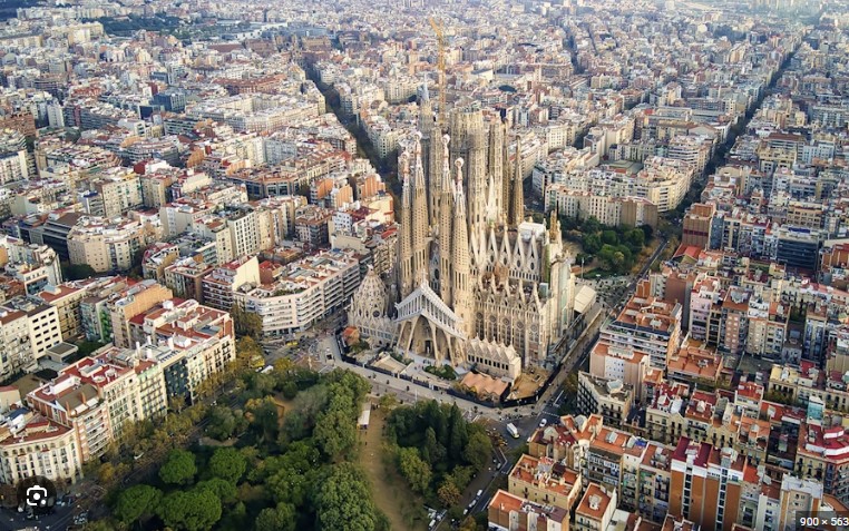 Vista de la Sagrada Familia en Barcelona, ciudad con numerosas tiendas de tinta y tóner de impresora